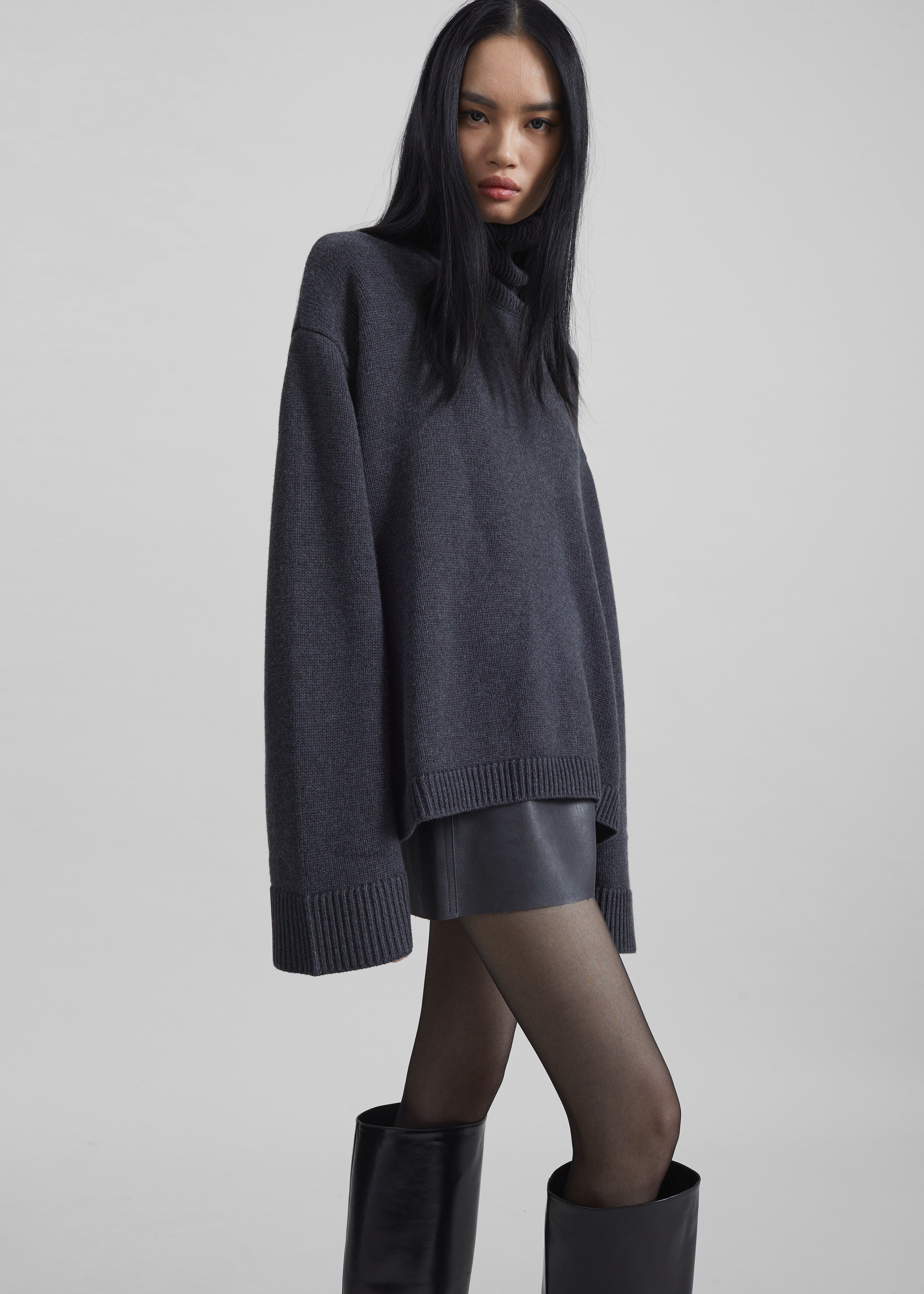 Rhea Trapeze Turtleneck - Charcoal – The Frankie Shop Europe