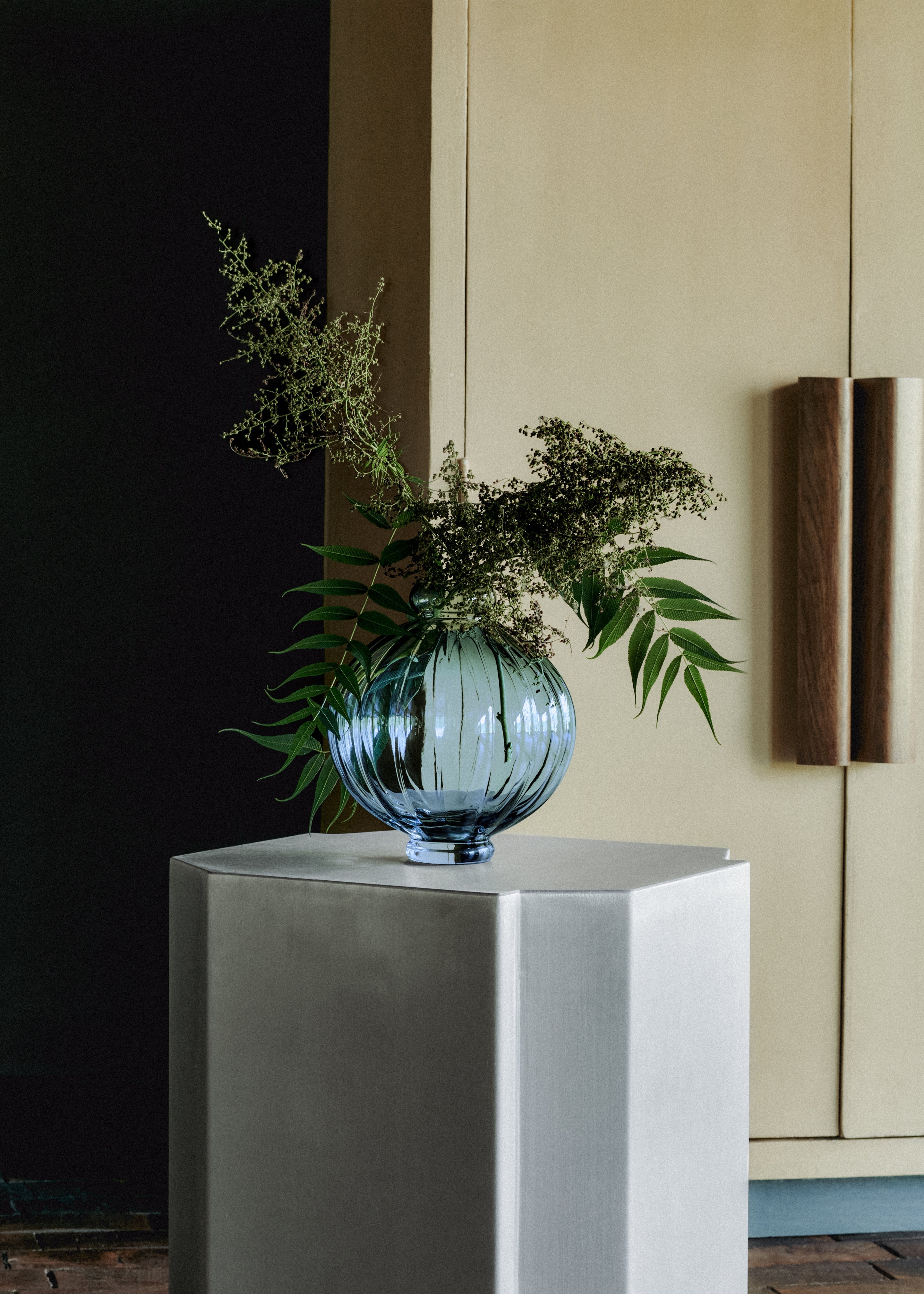 Louise Roe Glass Balloon Vase 01 - Blue - 3