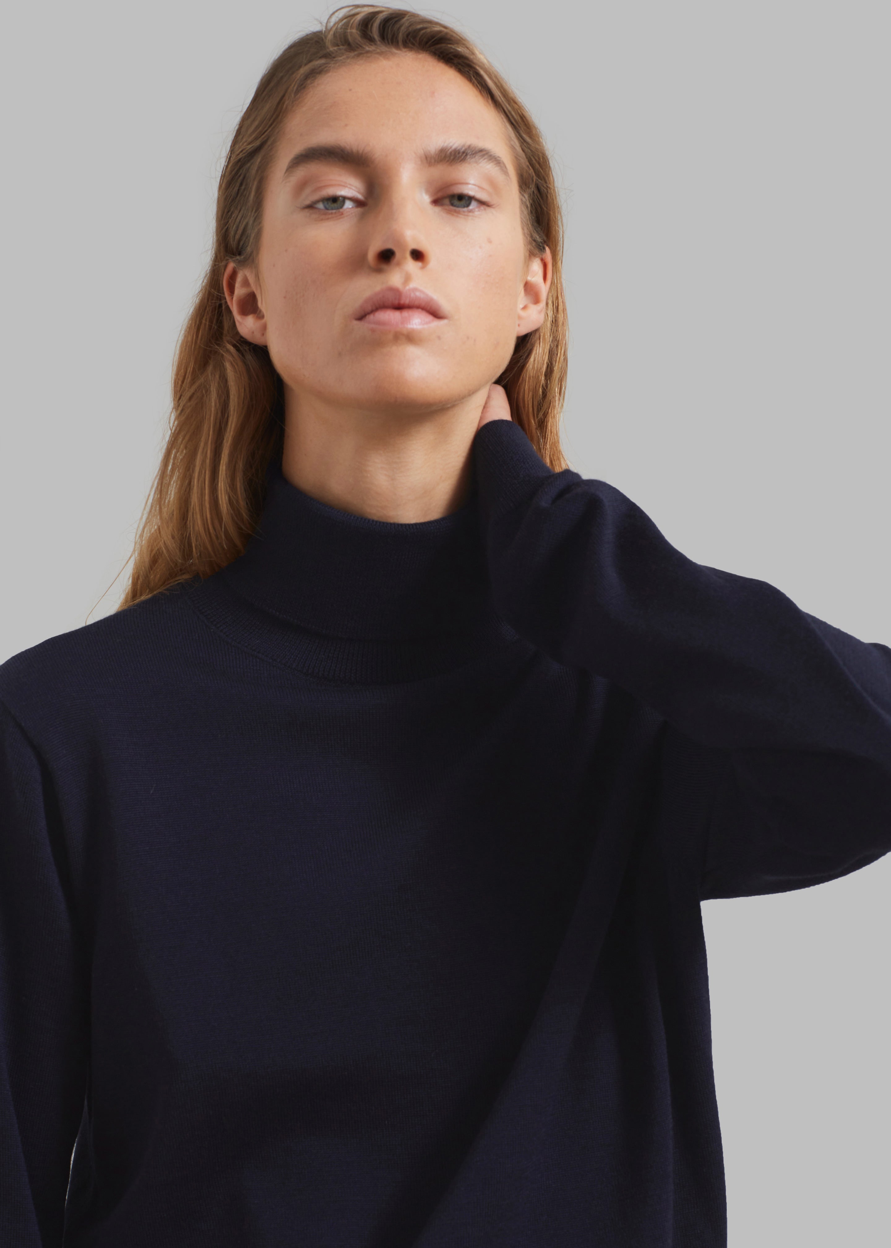 Róhe Classic Merino Wool Turtleneck - Night - 11