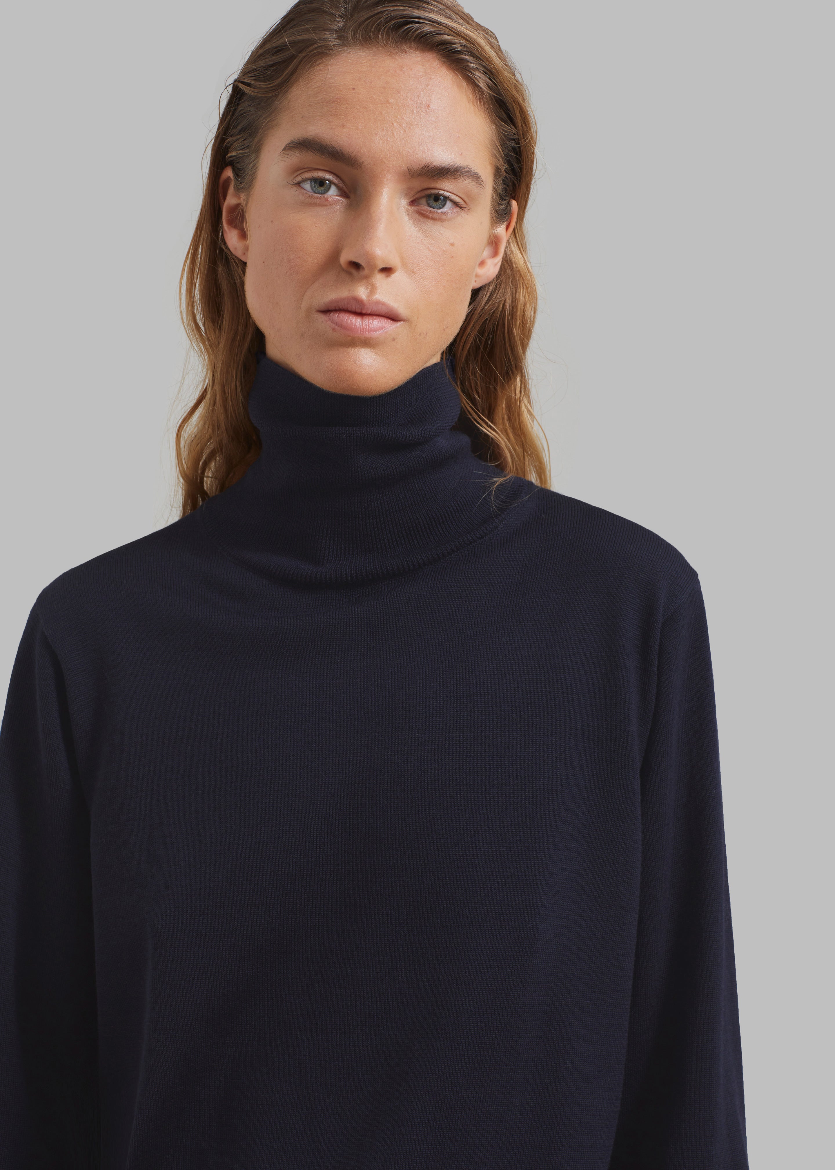 Róhe Classic Merino Wool Turtleneck - Night - 5