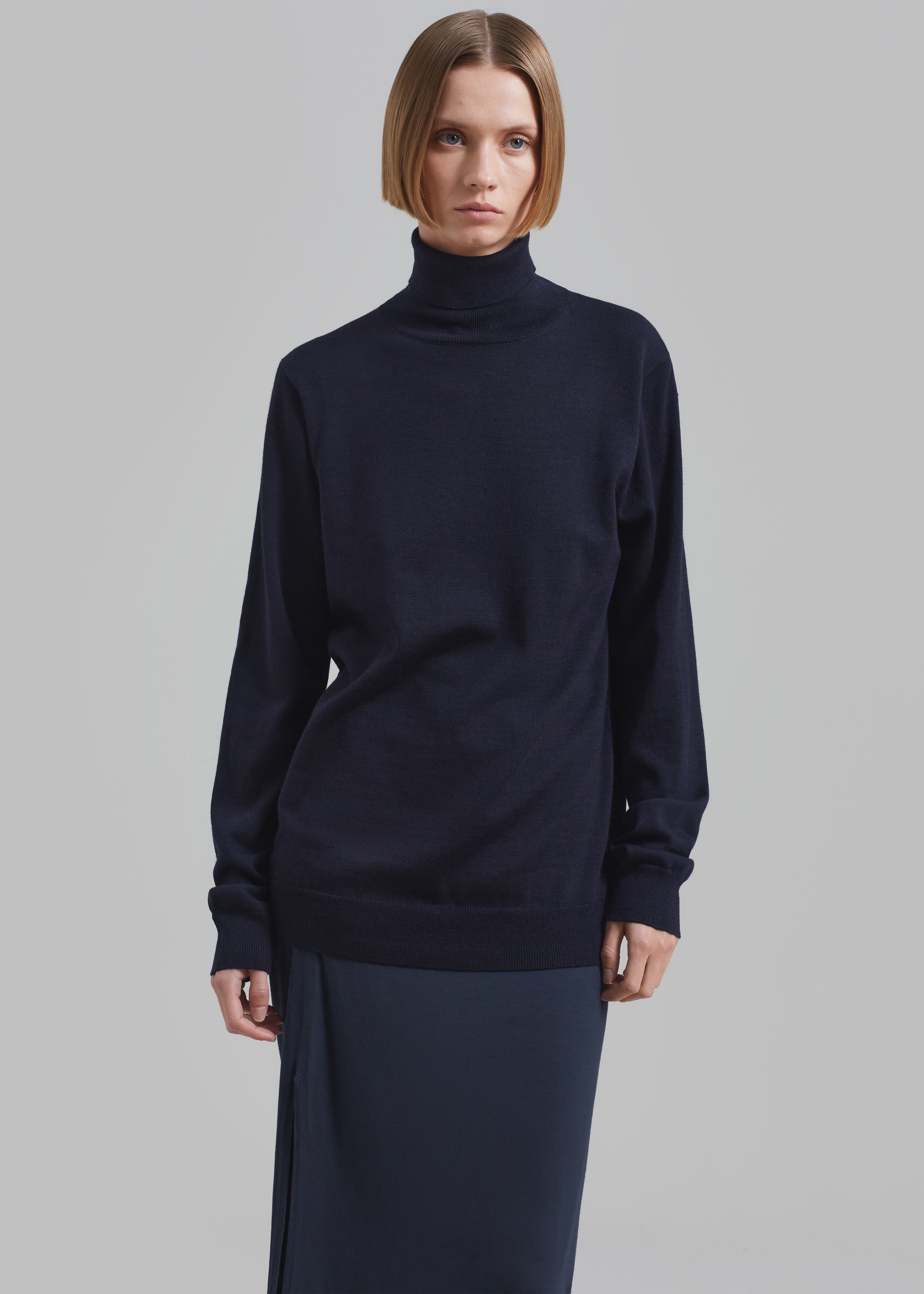Róhe Classic Merino Wool Turtleneck - Night - 7