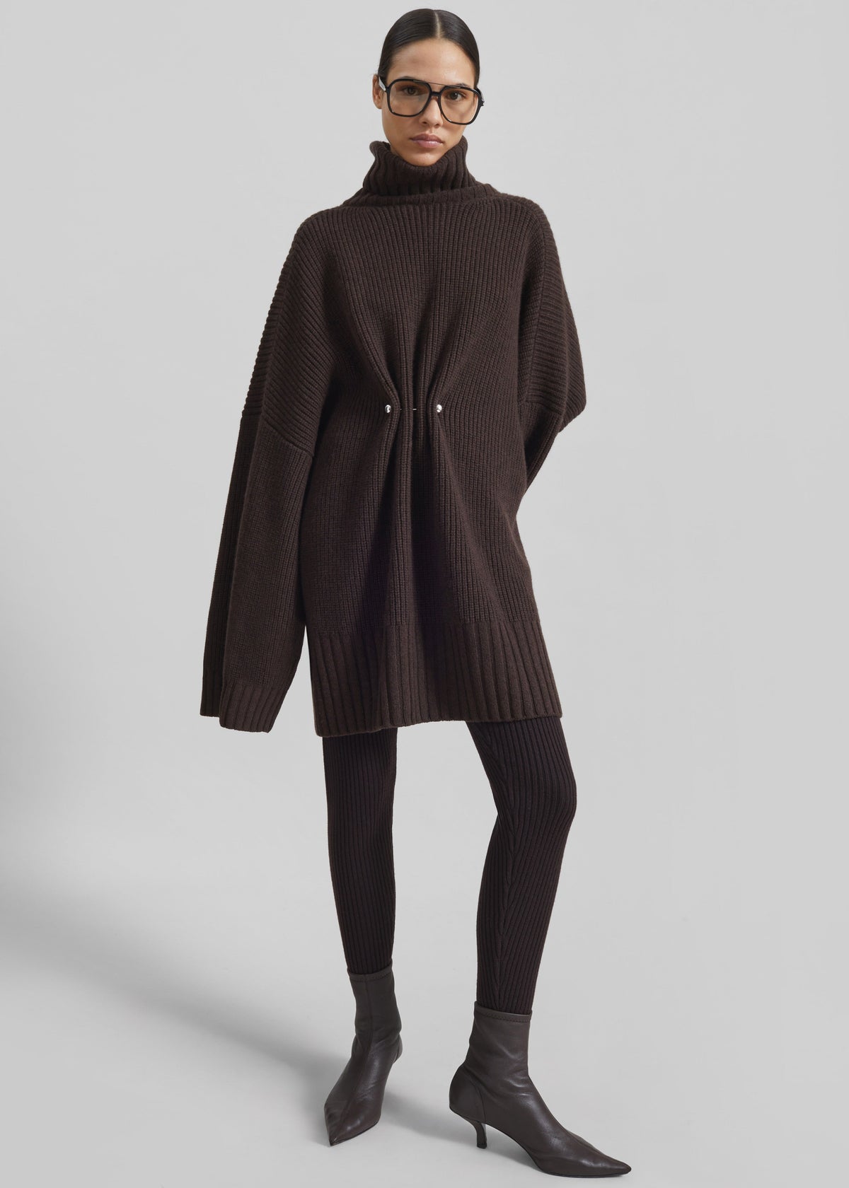 Shop the look image for Abito Alira in tessuto a maglia con spilla - Marrone