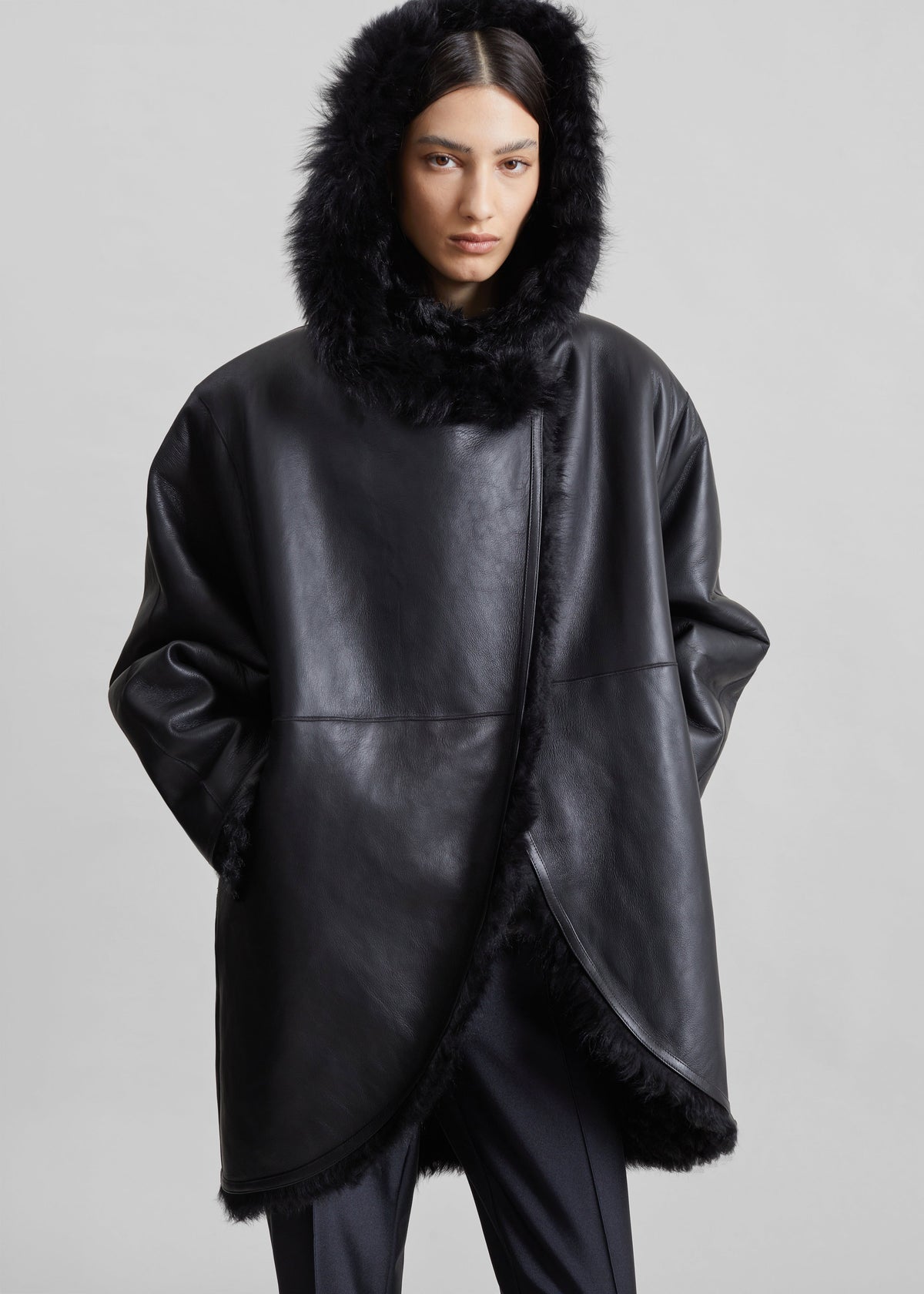 Cappotto corto Ambra in shearling con cappuccio - Nero