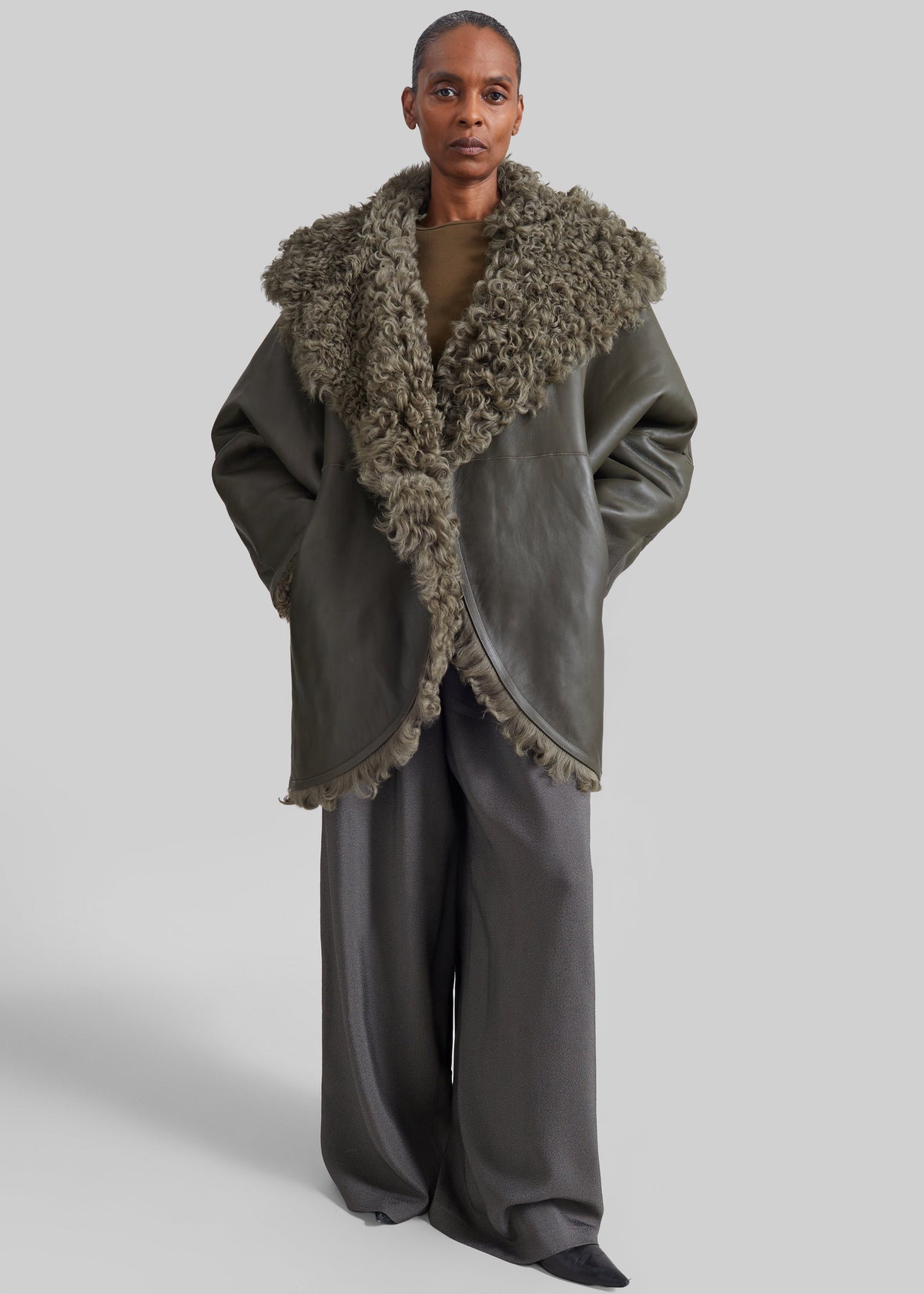 Cappotto corto Ambra in shearling con cappuccio - Verde oliva scuro