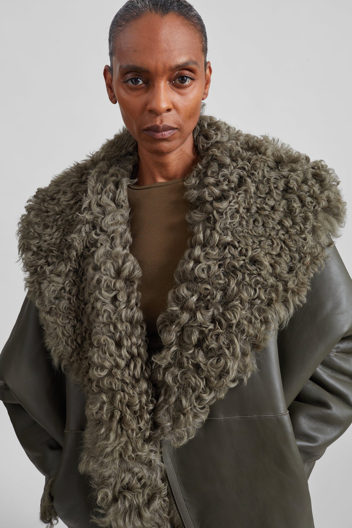 Cappotto corto Ambra in shearling con cappuccio - Verde oliva scuro