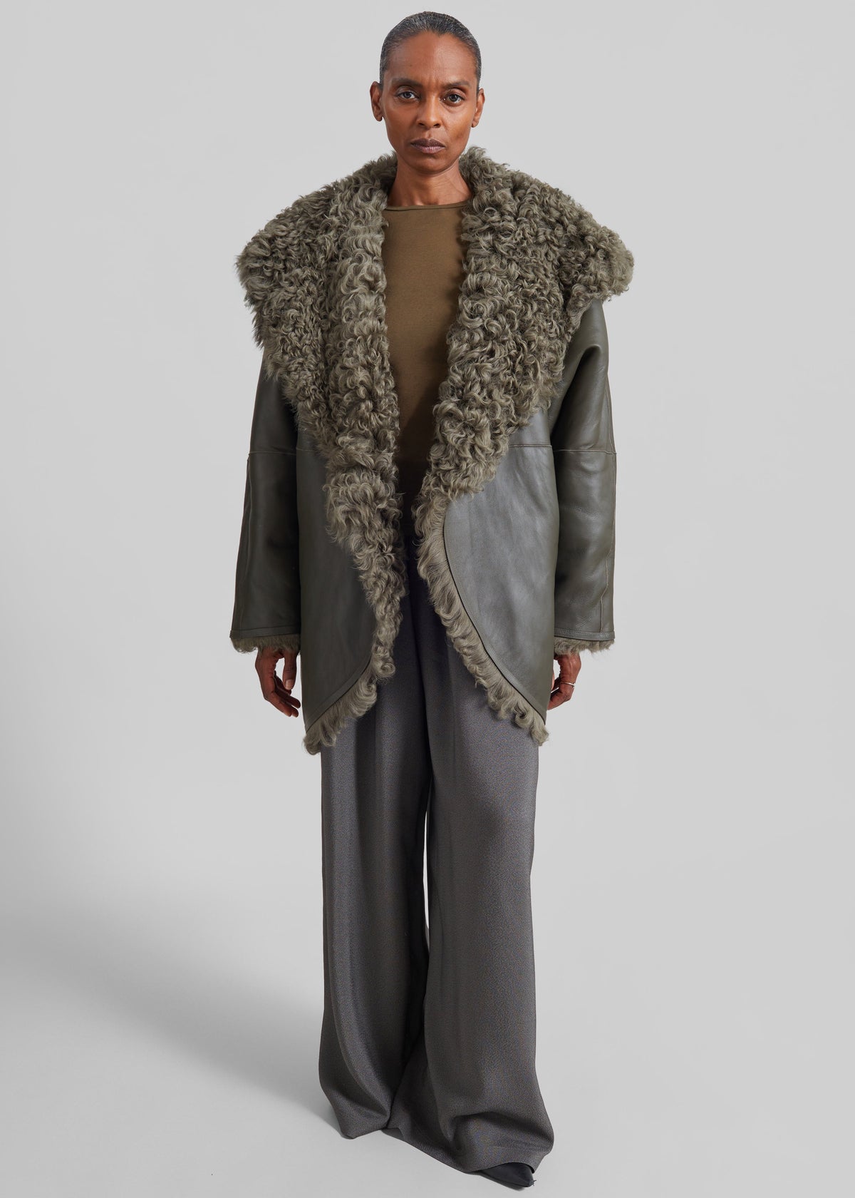 Cappotto corto Ambra in shearling con cappuccio - Verde oliva scuro