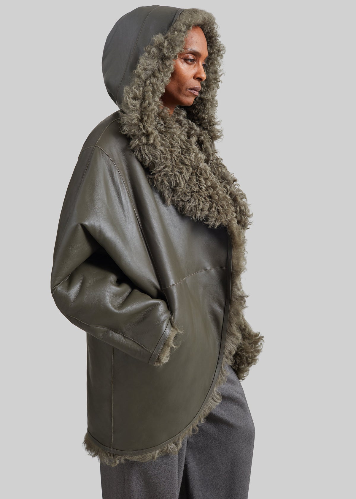 Cappotto corto Ambra in shearling con cappuccio - Verde oliva scuro