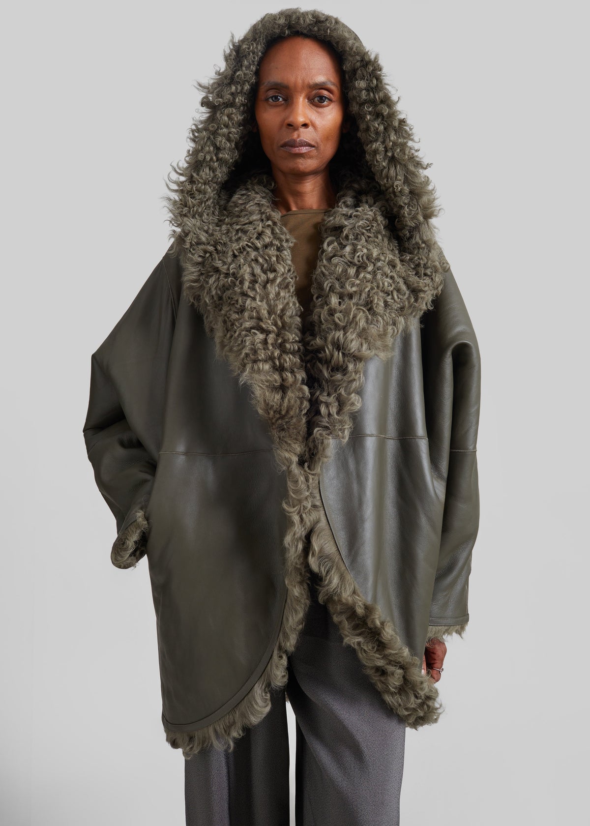 Cappotto corto Ambra in shearling con cappuccio - Verde oliva scuro