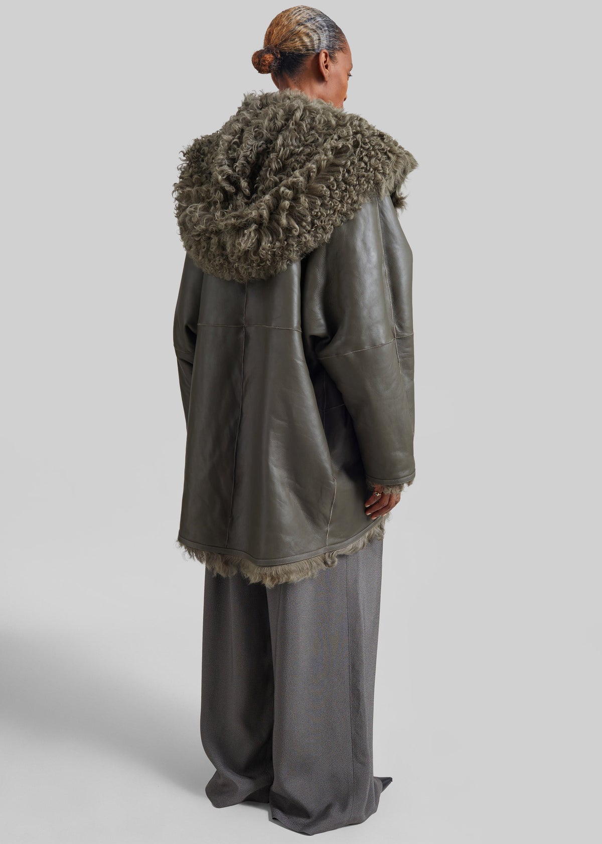Cappotto corto Ambra in shearling con cappuccio - Verde oliva scuro
