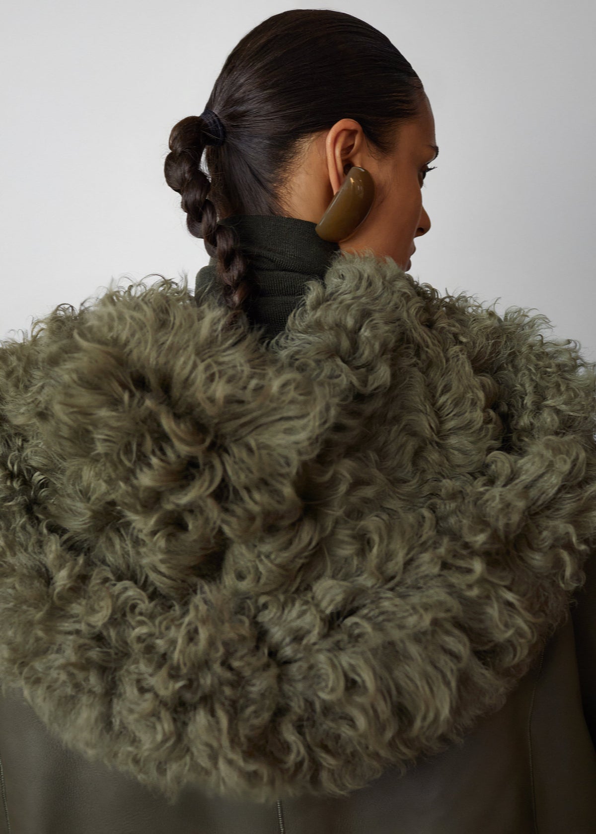 Cappotto corto Ambra in shearling con cappuccio - Verde oliva scuro