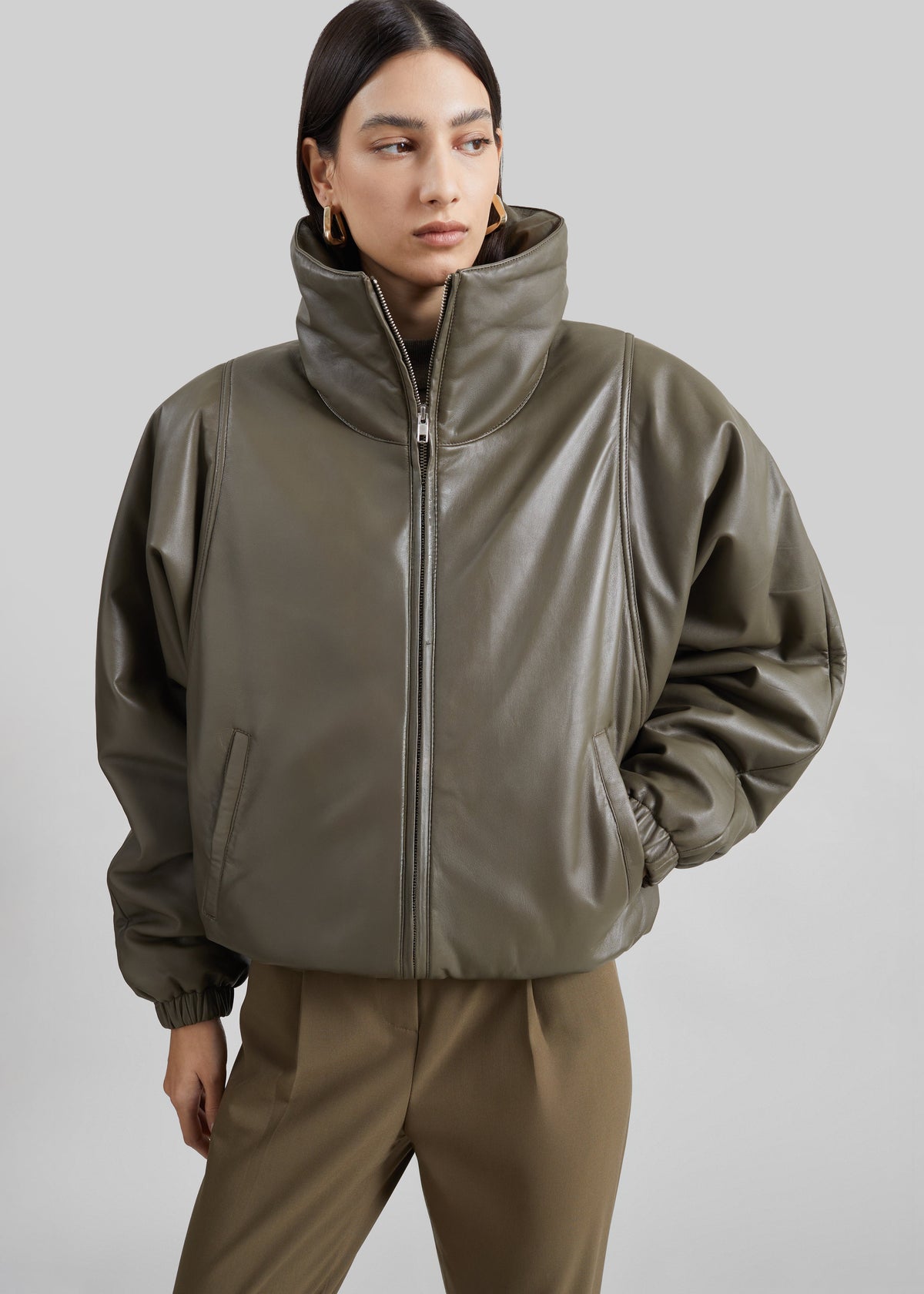 Bomber Assissi in pelle con collo a imbuto - Verde oliva scuro