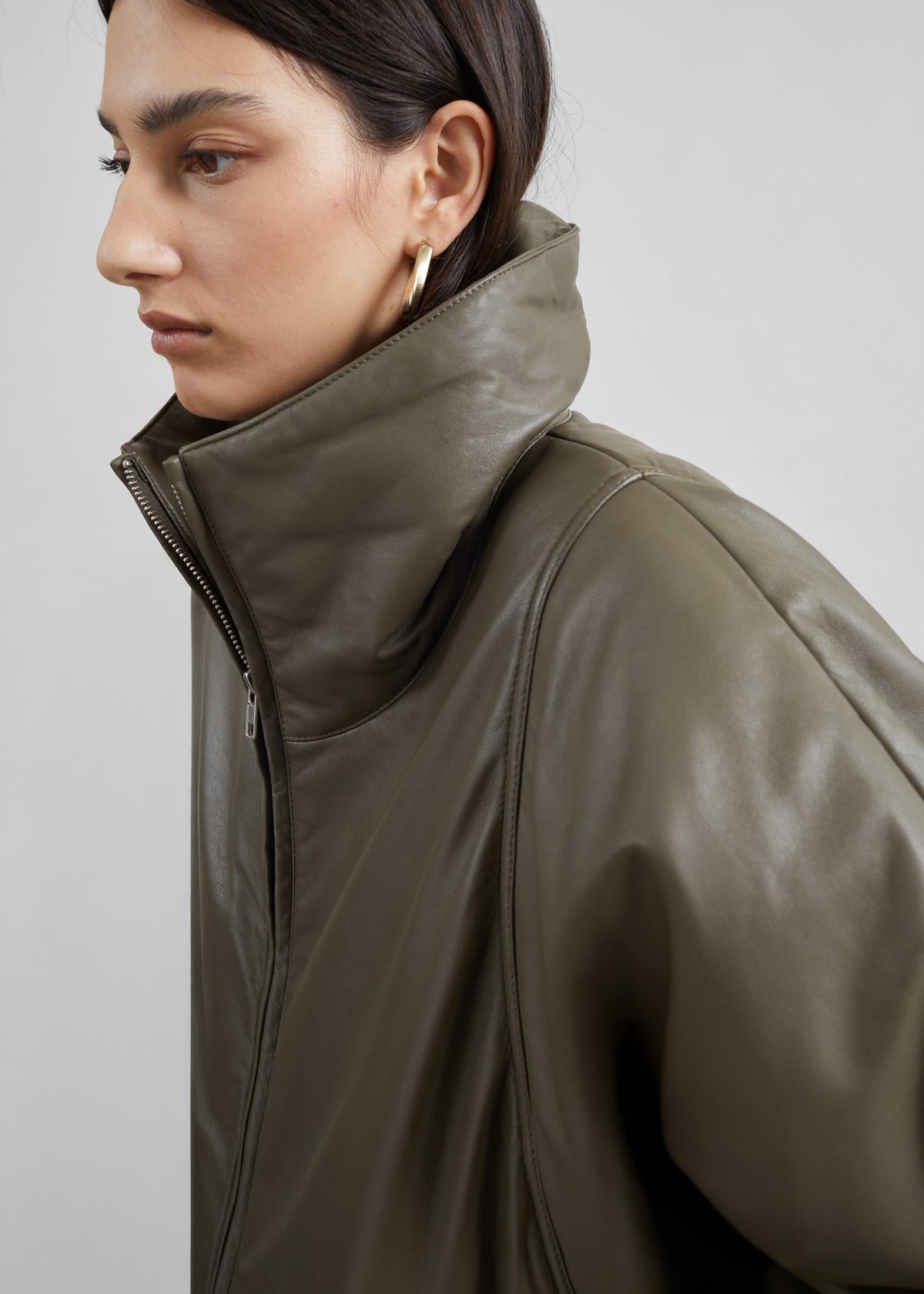 Bomber Assissi in pelle con collo a imbuto - Verde oliva scuro