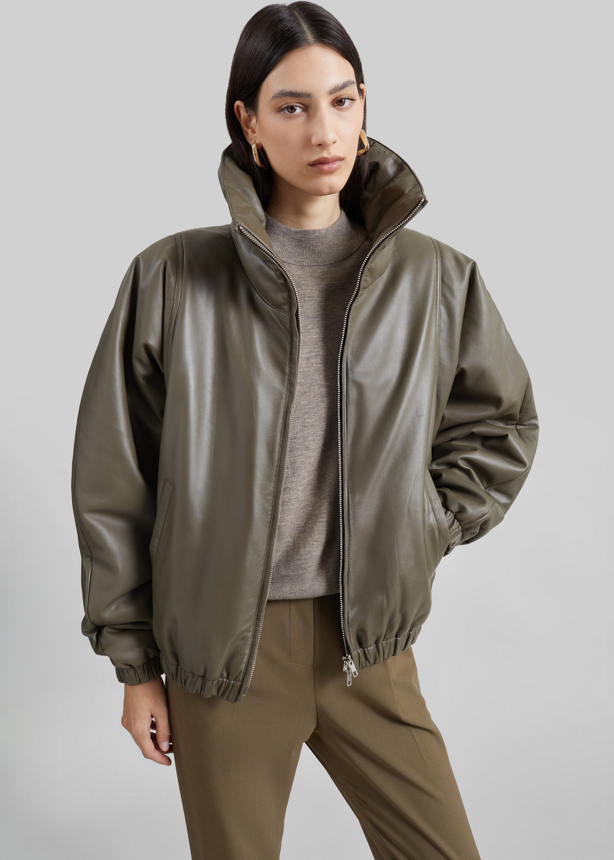 Bomber Assissi in pelle con collo a imbuto - Verde oliva scuro