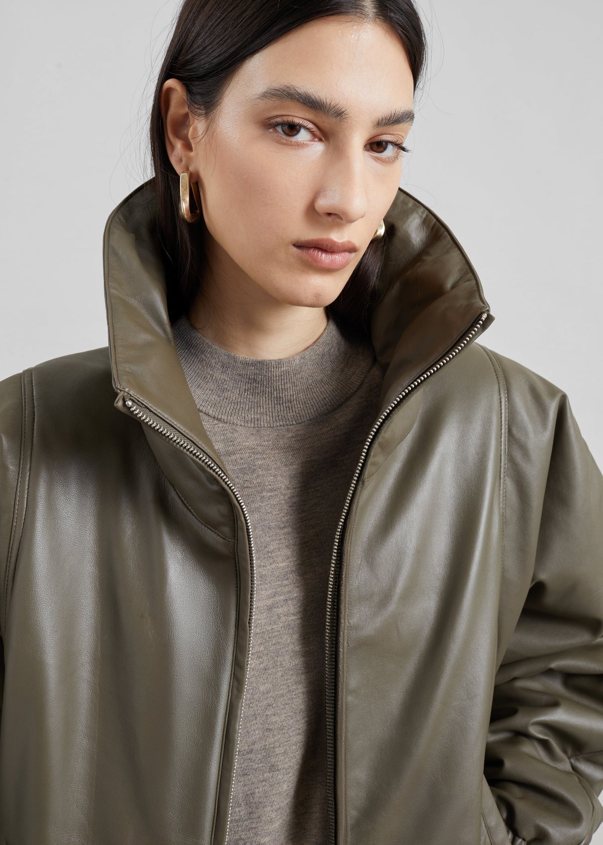Bomber Assissi in pelle con collo a imbuto - Verde oliva scuro