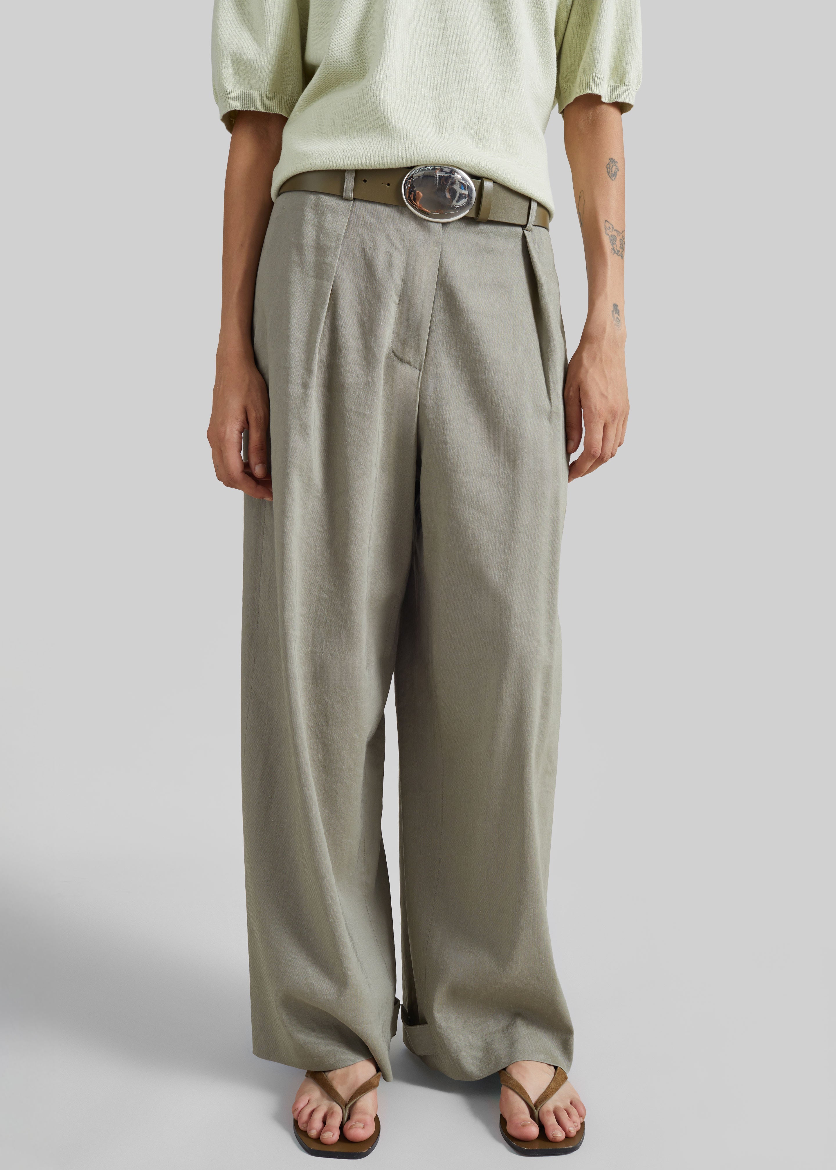 Auray Pleated Trousers - Olive – The Frankie Shop Europe