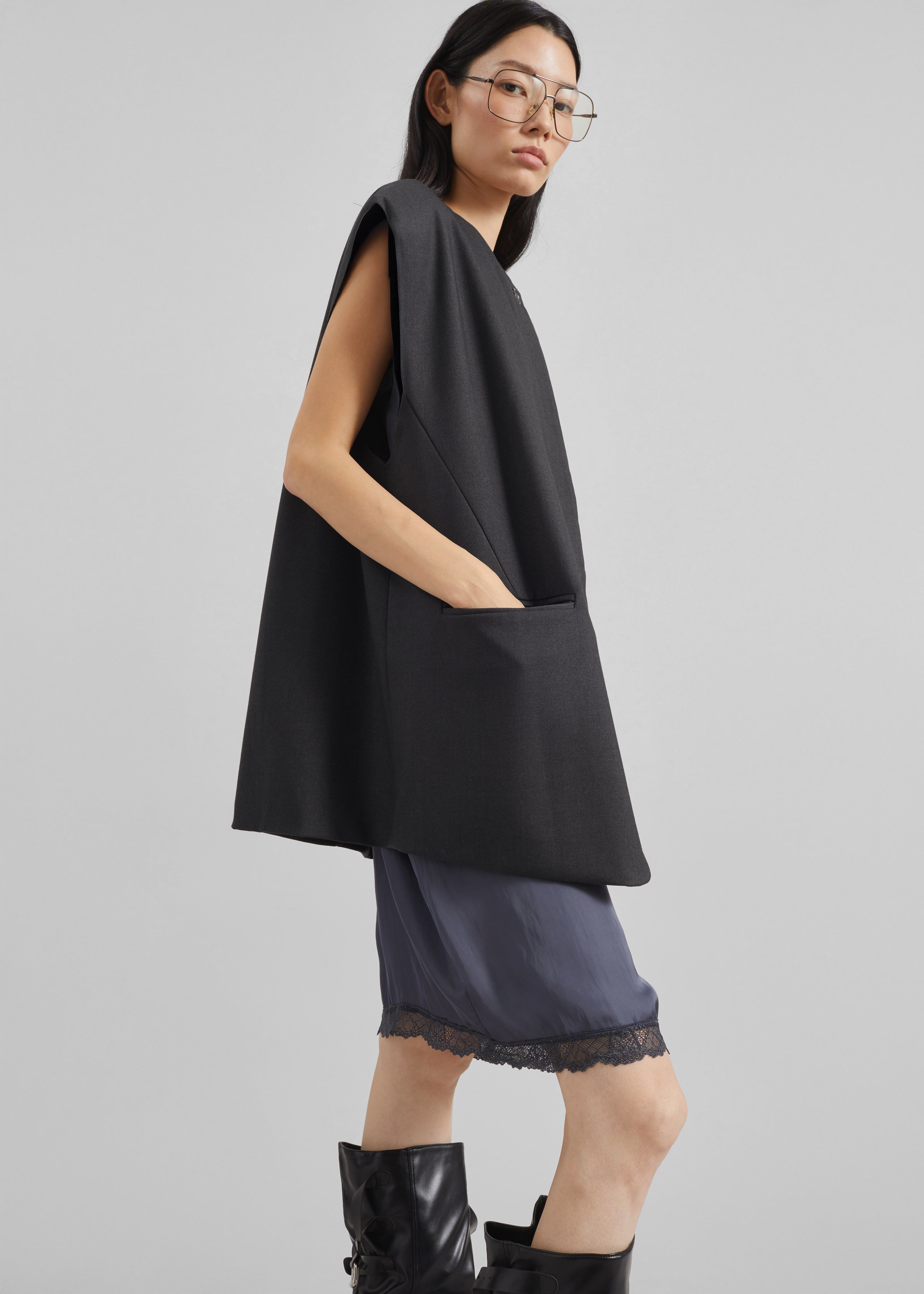 Bilzen Oversized Vest - Charcoal - 4