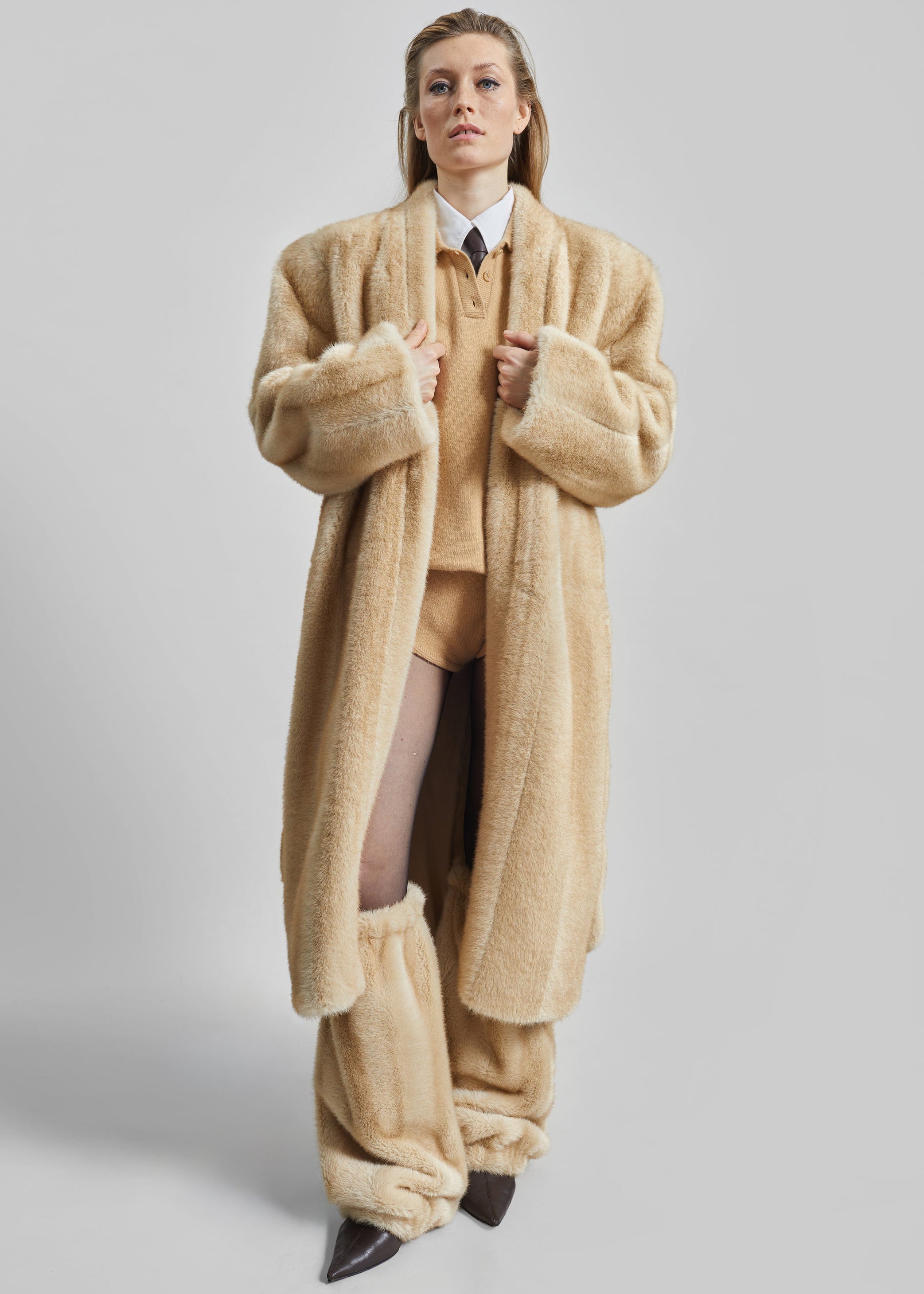 Shop the look image for Manteau Destiny à épaulettes en fausse fourrure - Beige