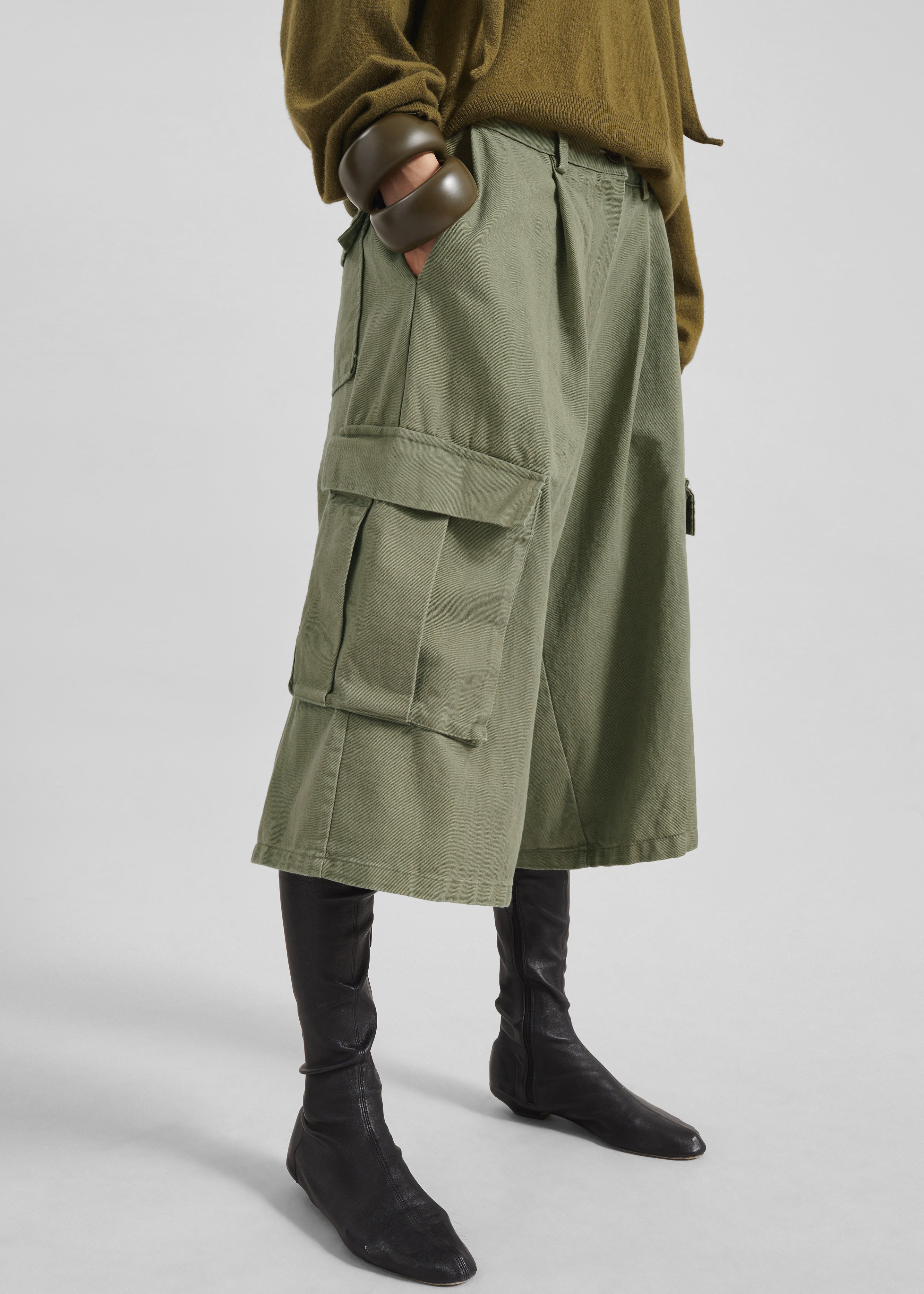 Dorva Cargo Bermuda Shorts - Pale Olive – The Frankie Shop Europe
