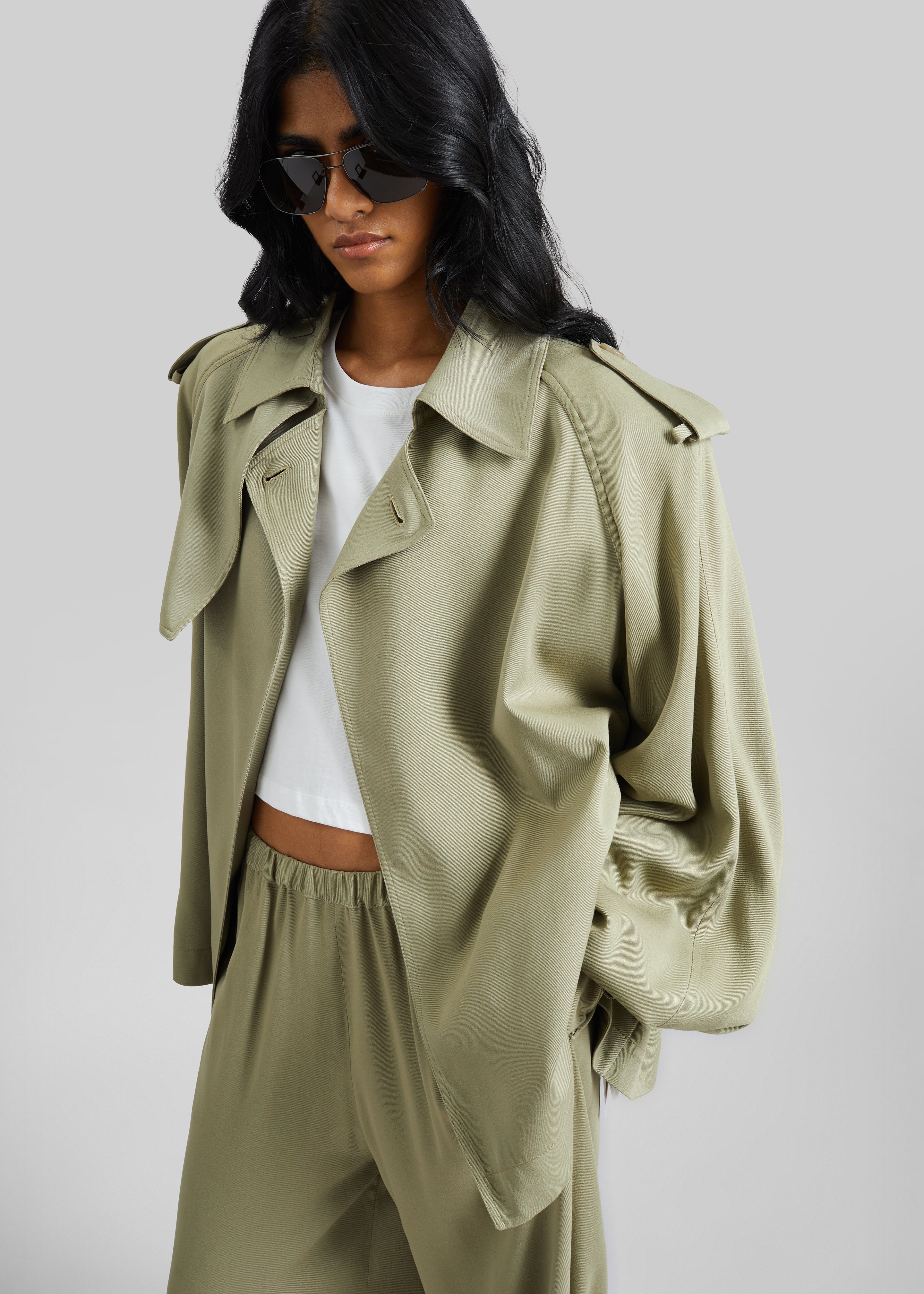 Elva Fluid Short Trench - Sage – The Frankie Shop Europe