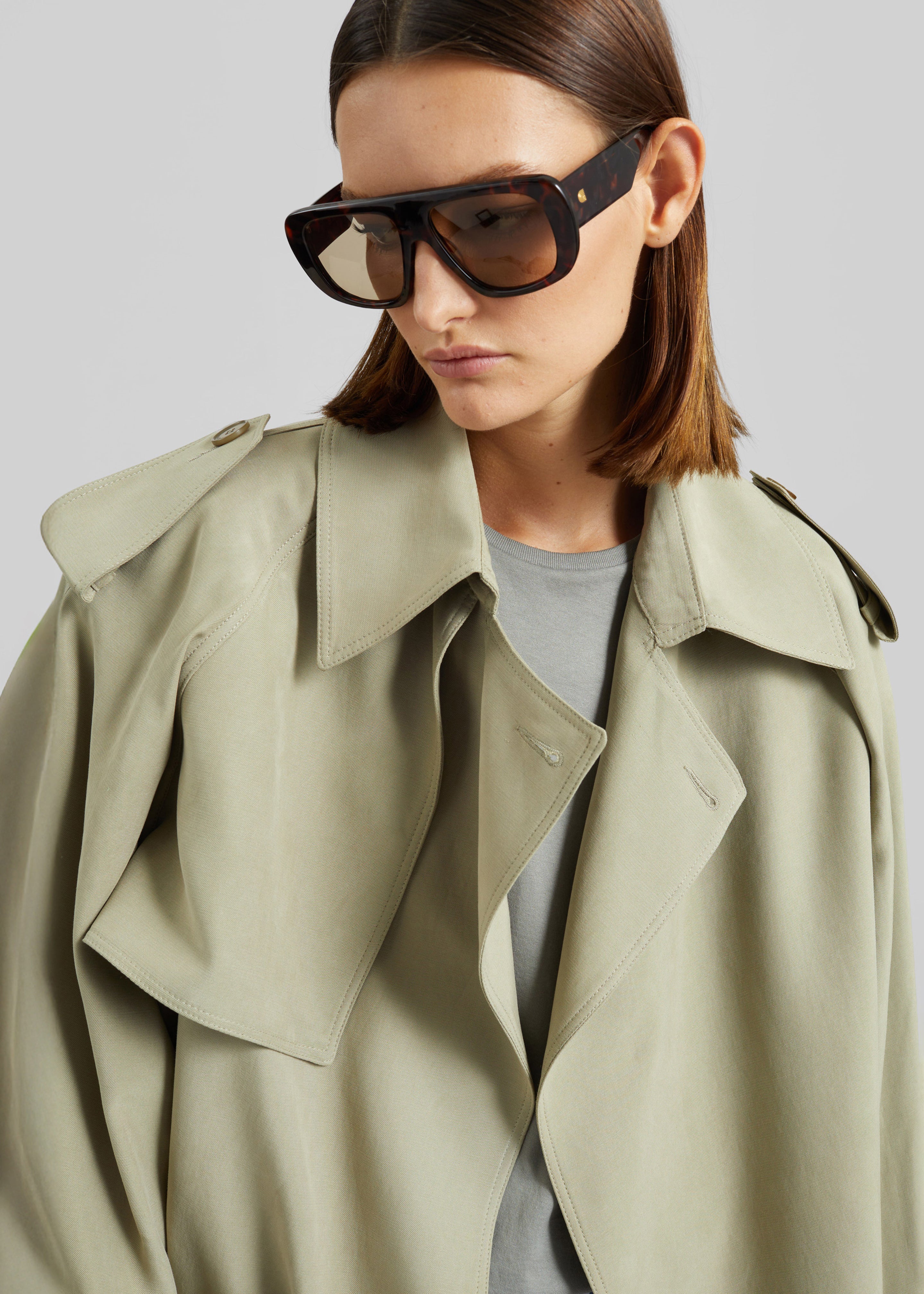 welinoa　Half cape short trench　エクリュ Elva Fluid Short Trench - Sage – The Frankie Shop Europe