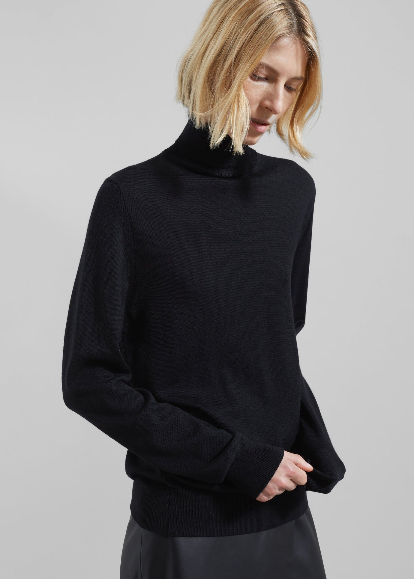 Eve Thin Turtleneck Sweater - Black