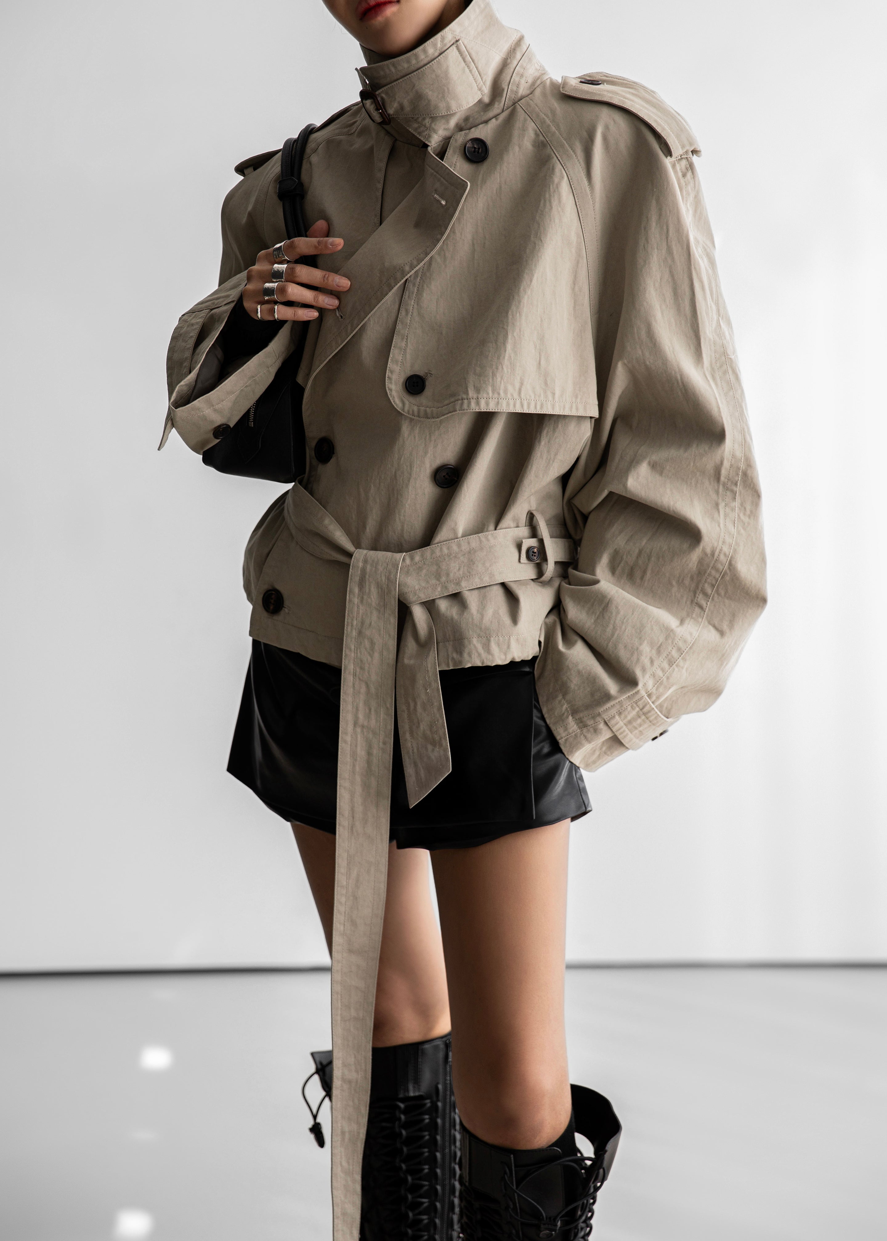 poppy flared trench coat（beige）新品未開封 Trench coat with buckle made of bielastic nylon