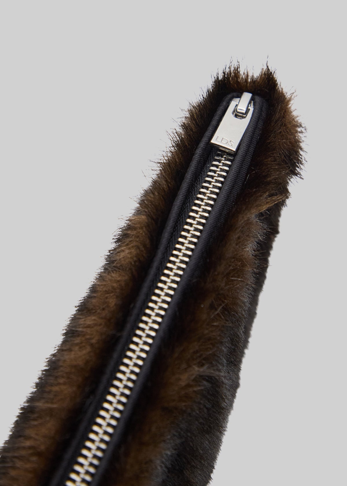 Loulou de Saison pochette Flint in pelliccia sintetica - Grizzly