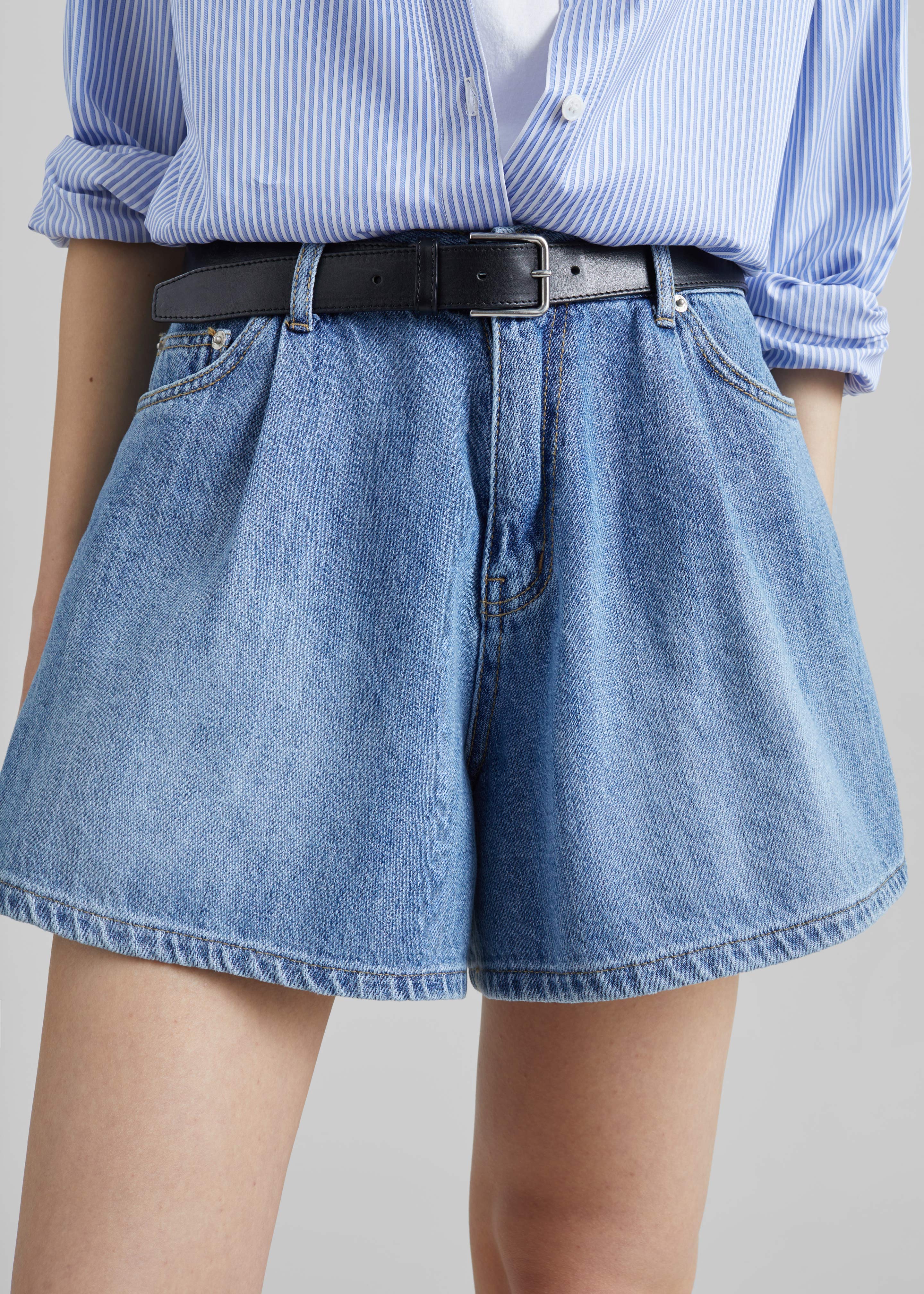 Mojave Pleated Denim Shorts - Medium Wash – The Frankie Shop Europe
