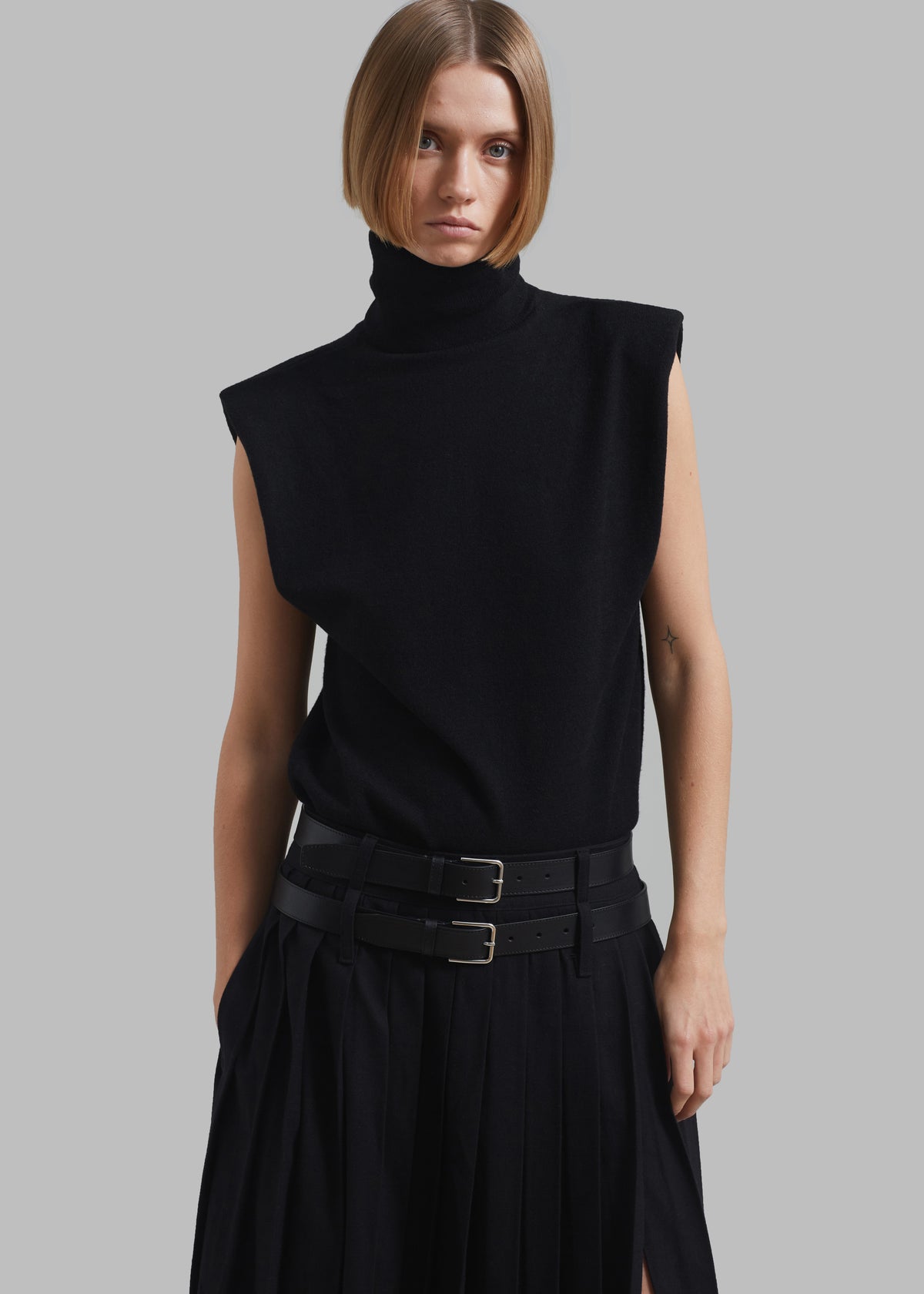 Nadia Thin Padded Sleeveless Turtleneck - Black - 9