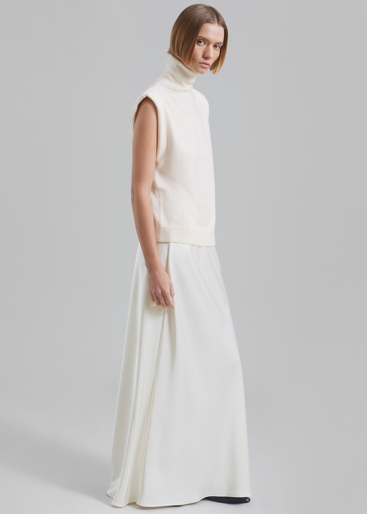 Nadia Thin Padded Sleeveless Turtleneck - Ivory - 2