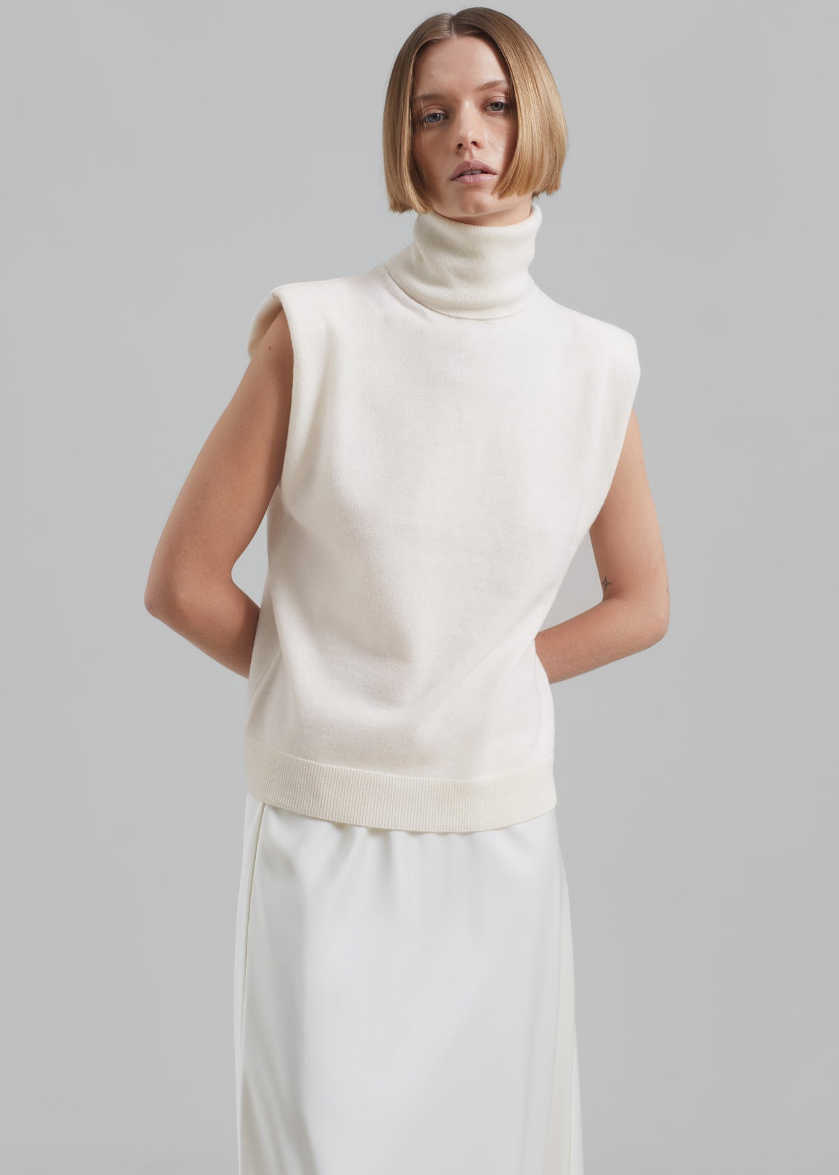 Nadia Thin Padded Sleeveless Turtleneck - Ivory - 5