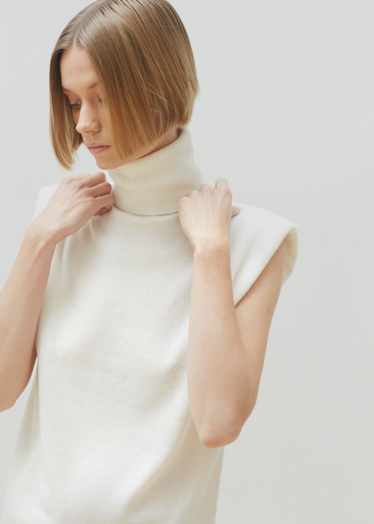 Nadia Thin Padded Sleeveless Turtleneck - Ivory - 3