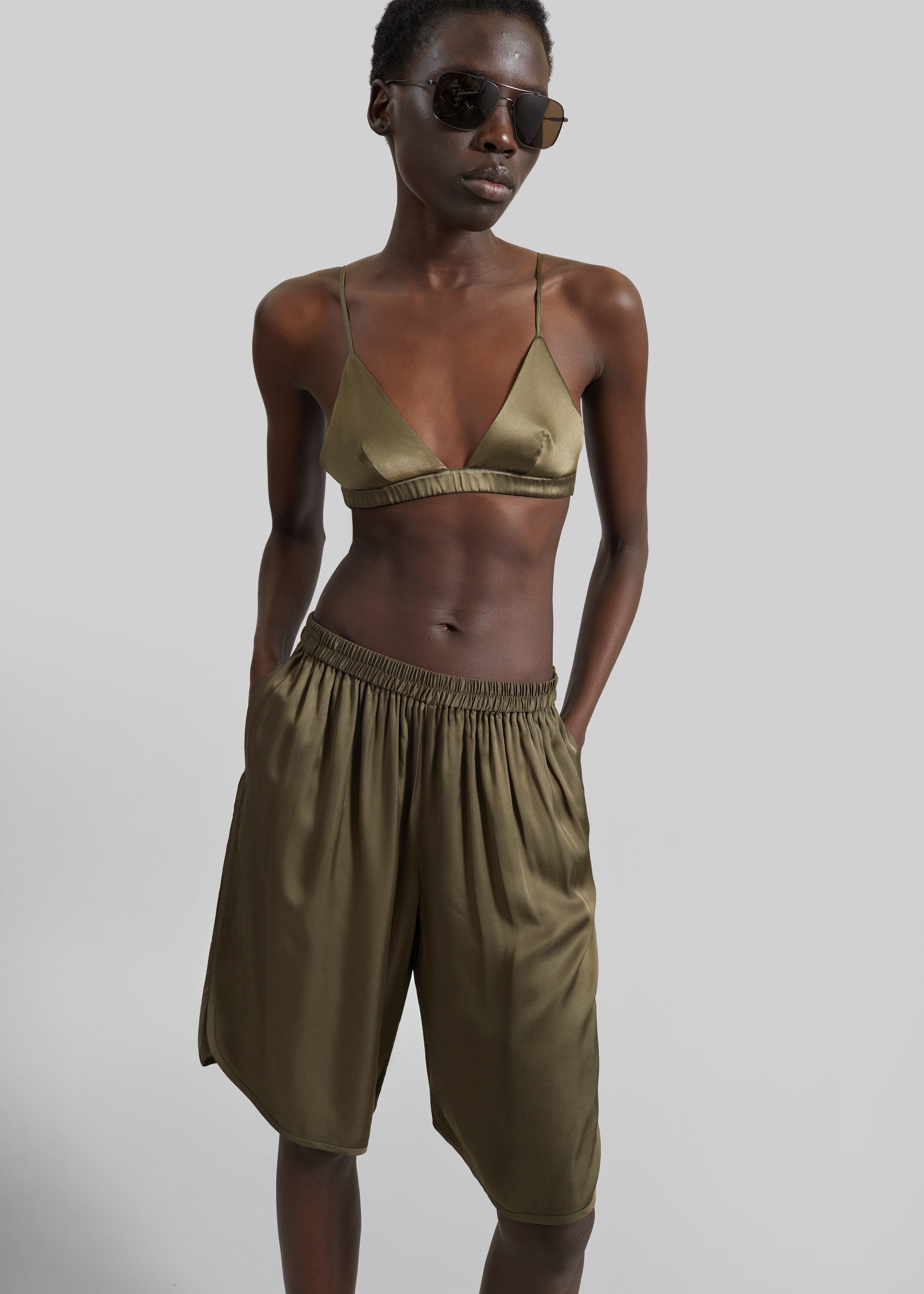 新品　ORIMI FETISH SHORT SLACKS 1 Nelis Silk Bermuda Shorts - Olive – The Frankie Shop Europe