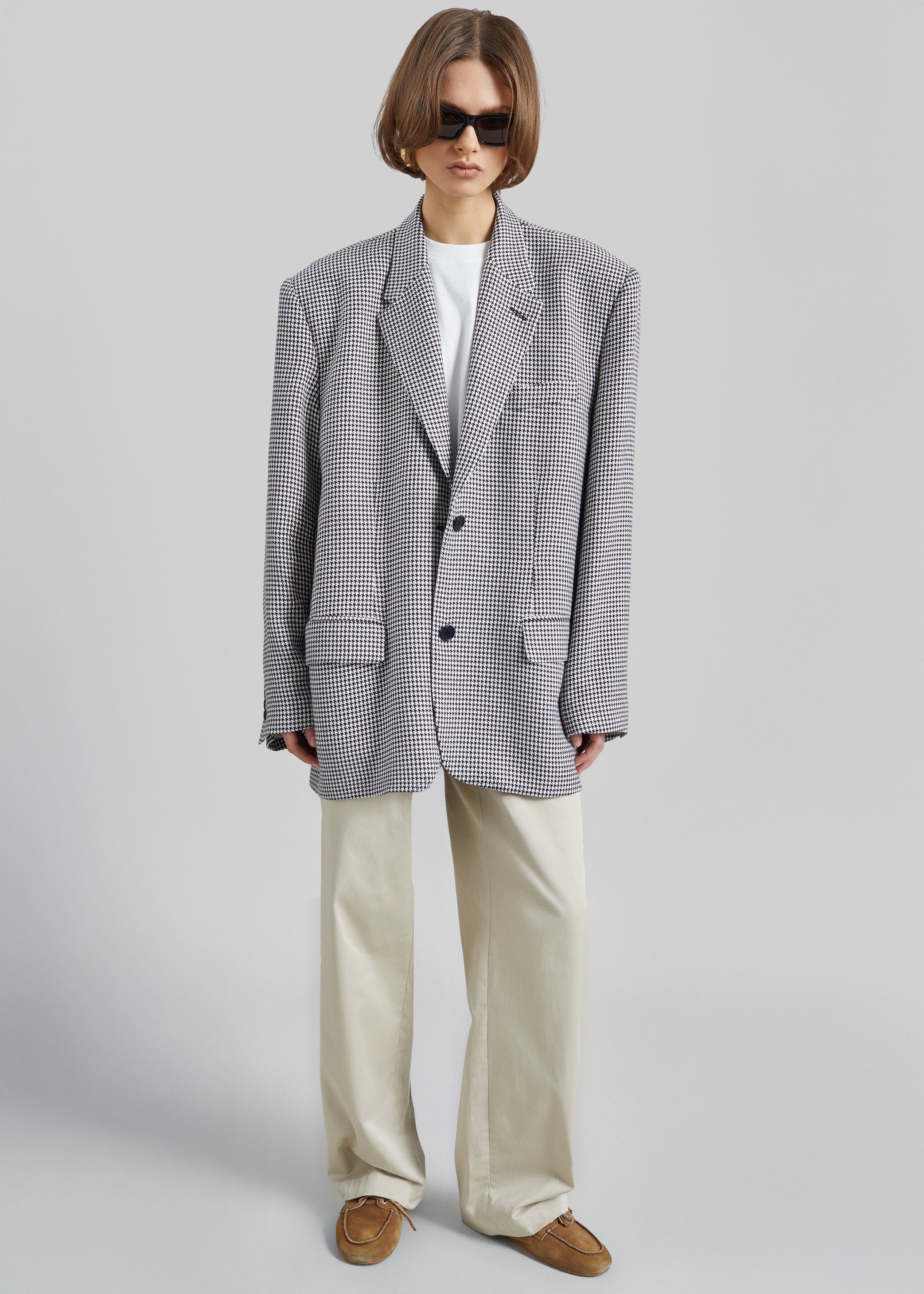 Shop the look image for Blazer Olivella oversize à épaulettes - Pied-de-poule noir
