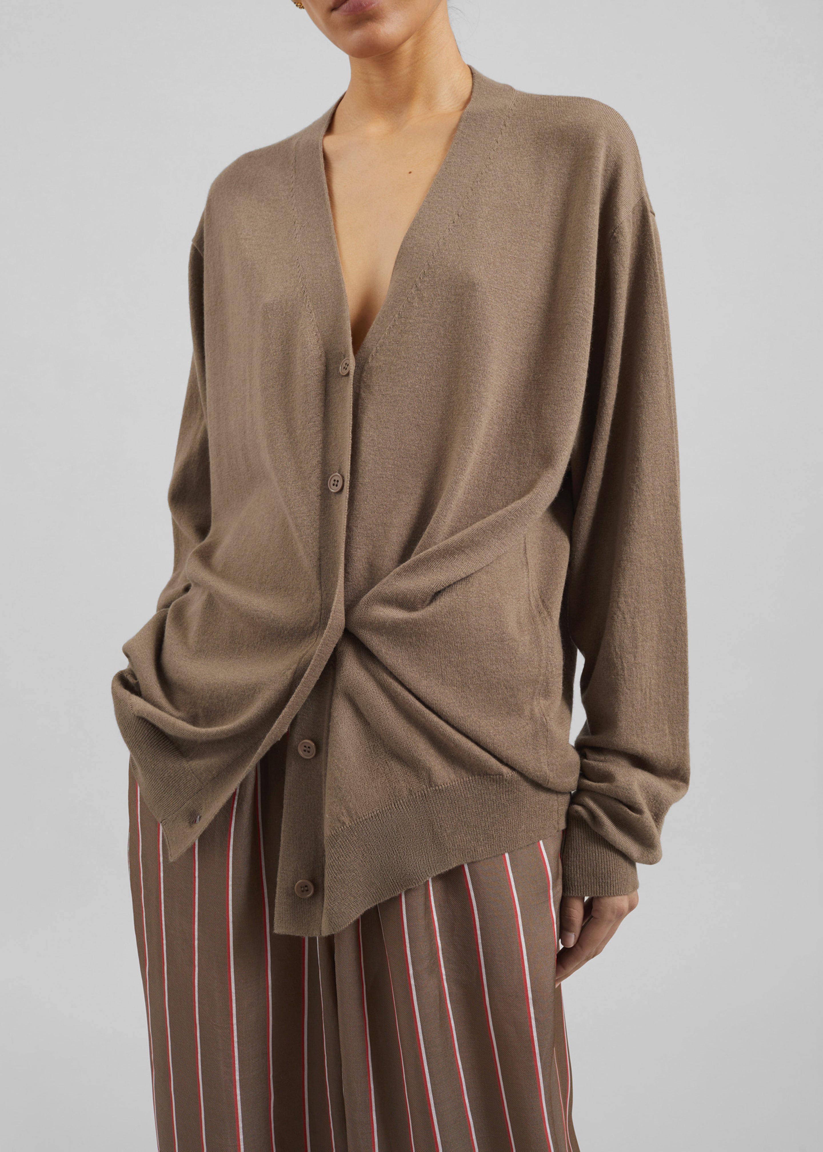 Zina V-Neck Cardigan - Mocha – The Frankie Shop Europe
