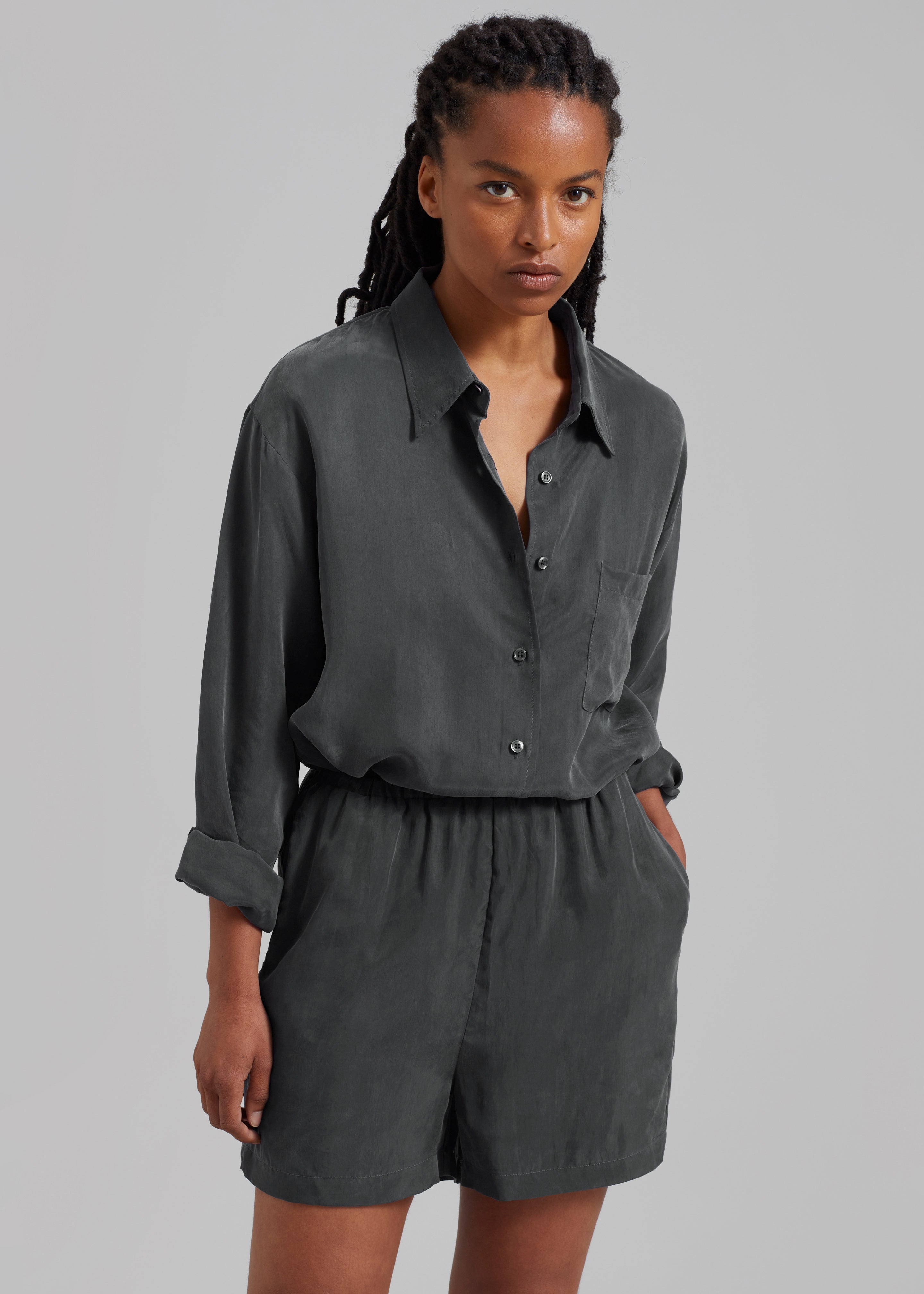 ショートパンツ Loulou Studio 'Piera' bermuda shorts PL4YG1RL ACADEMY BOOTY SHORTS [GREY] – Lolo Zouaï